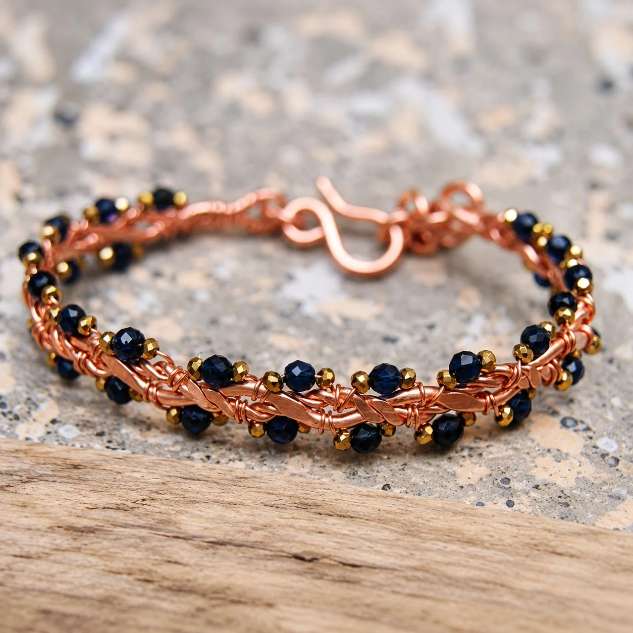 Miedziana bransoletka QUEEN – granat ze złotem 9 mm